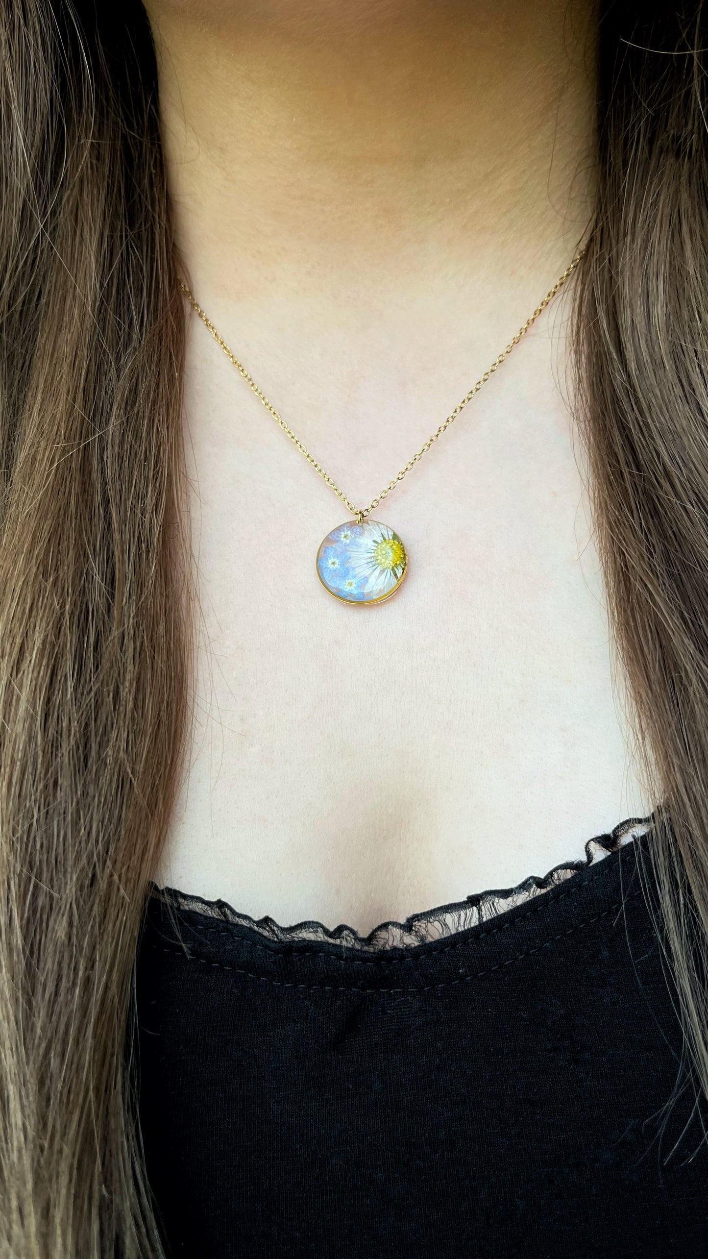 Daisy & forget-me-not pendant