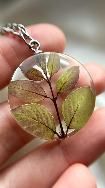 Unknown leaves pendant