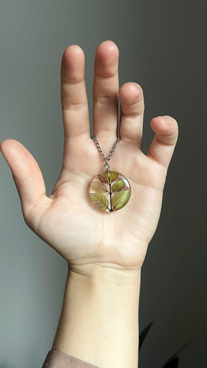 Unknown leaves pendant