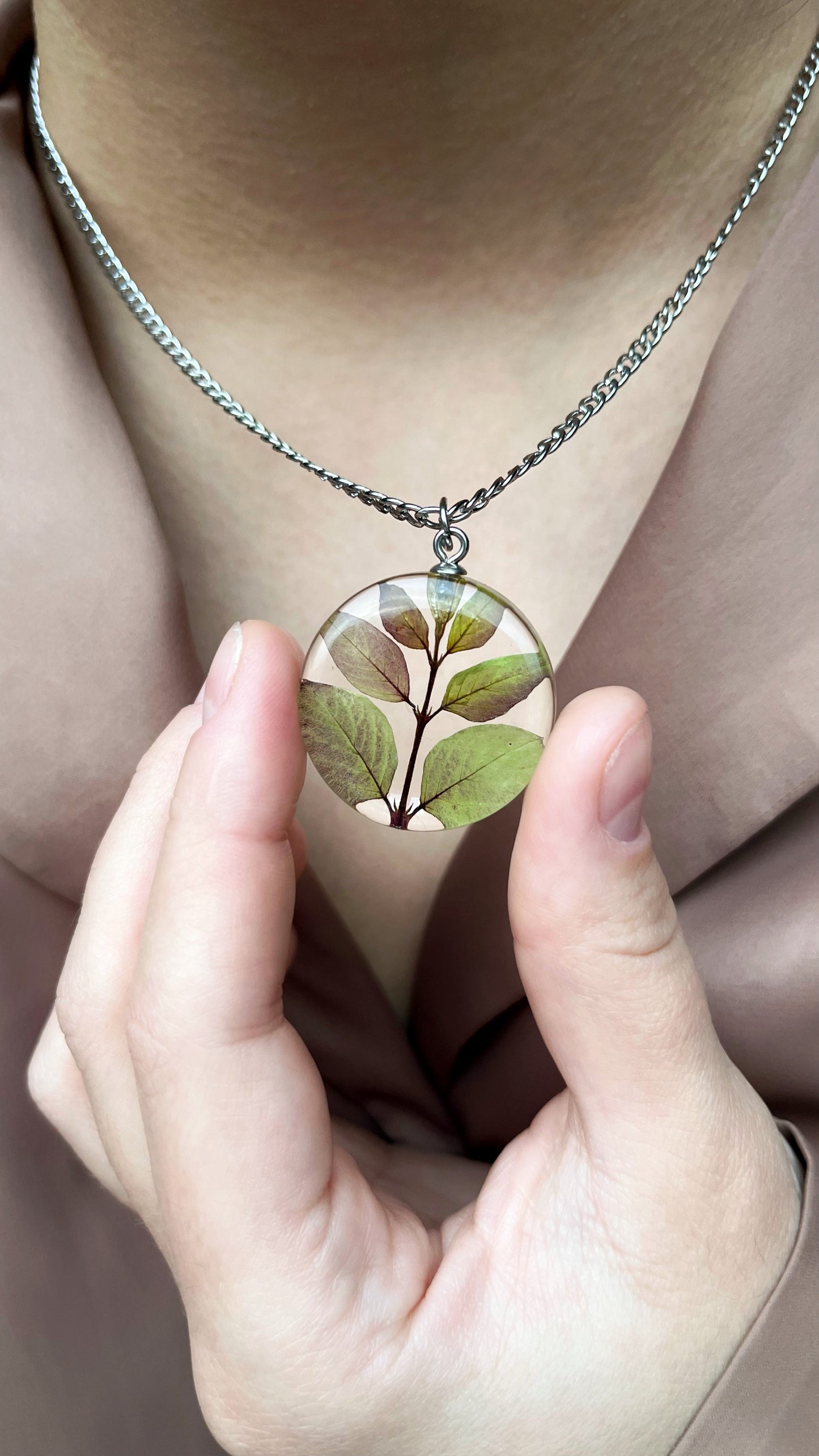 Unknown leaves pendant