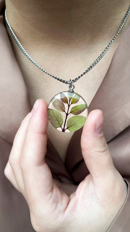 Unknown leaves pendant