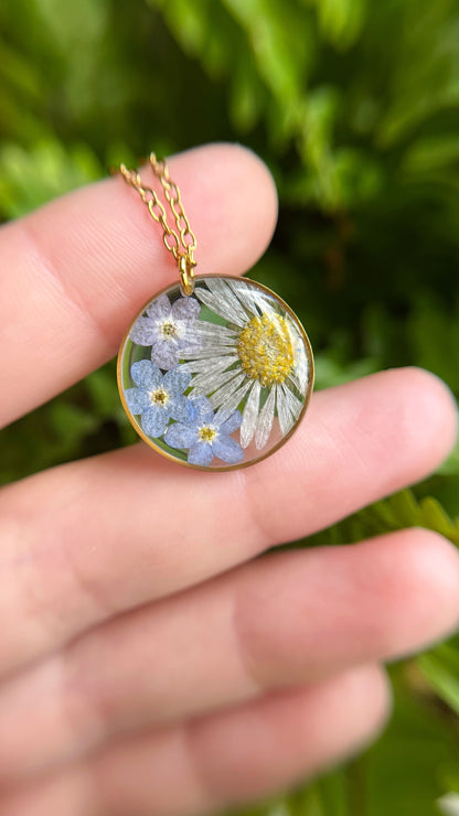 Daisy & forget-me-not pendant