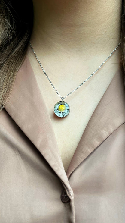 Daisy pendant