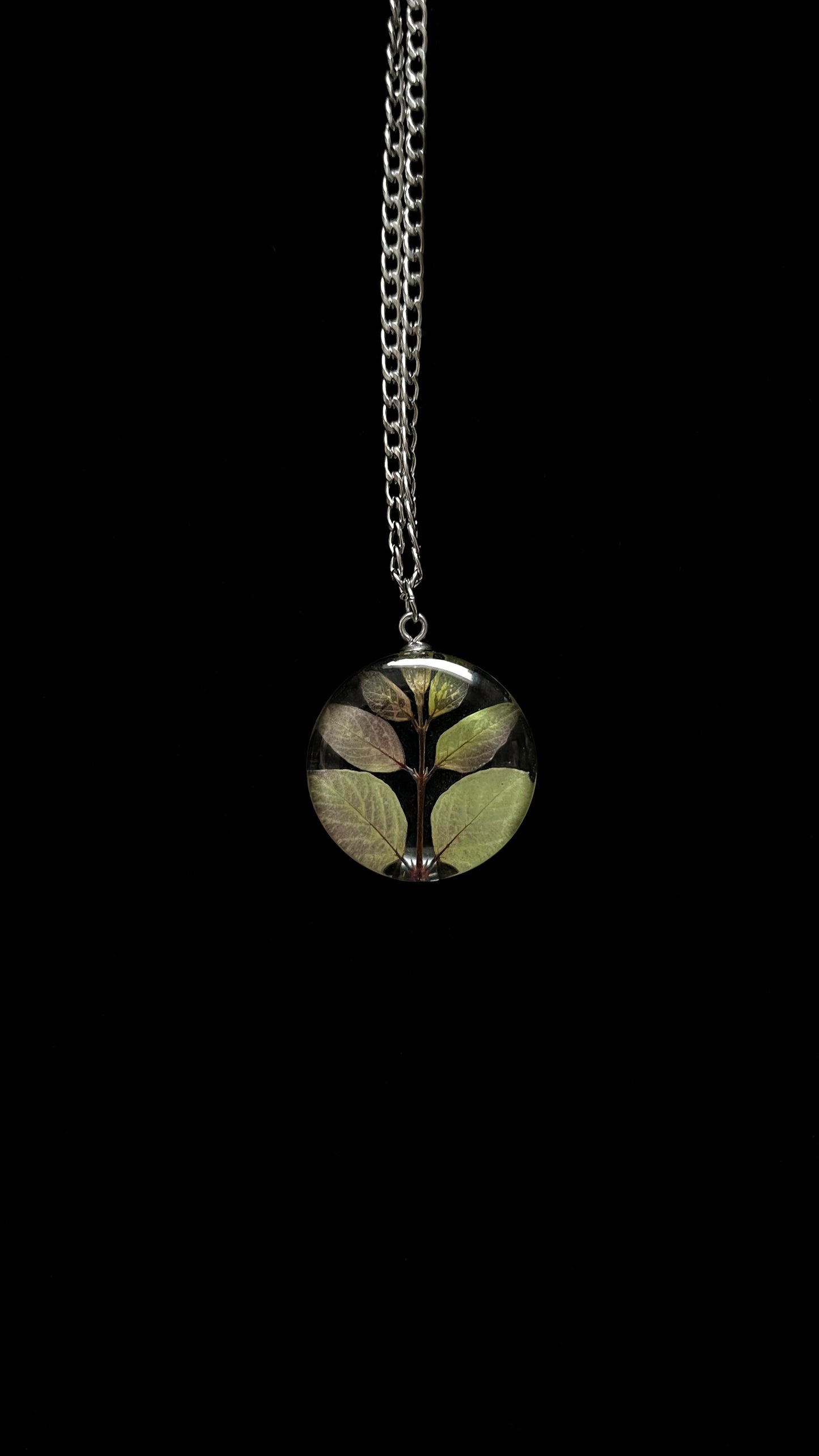 Unknown leaves pendant