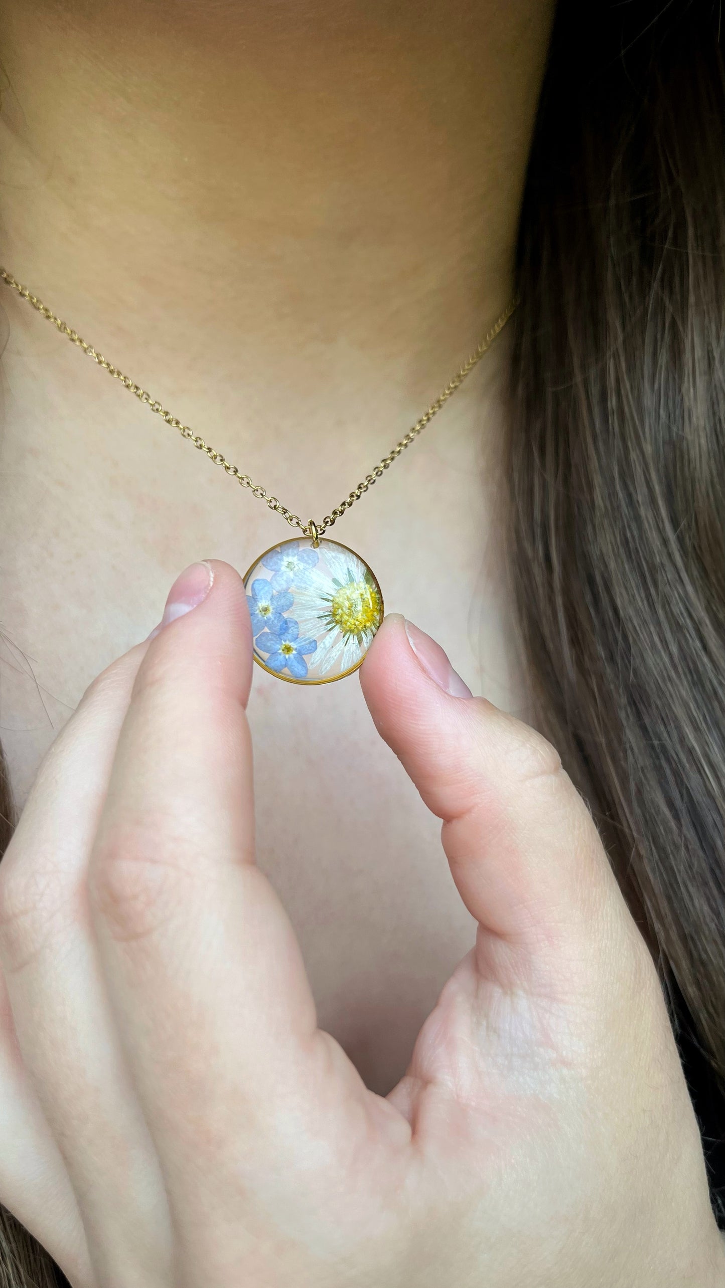 Daisy & forget-me-not pendant
