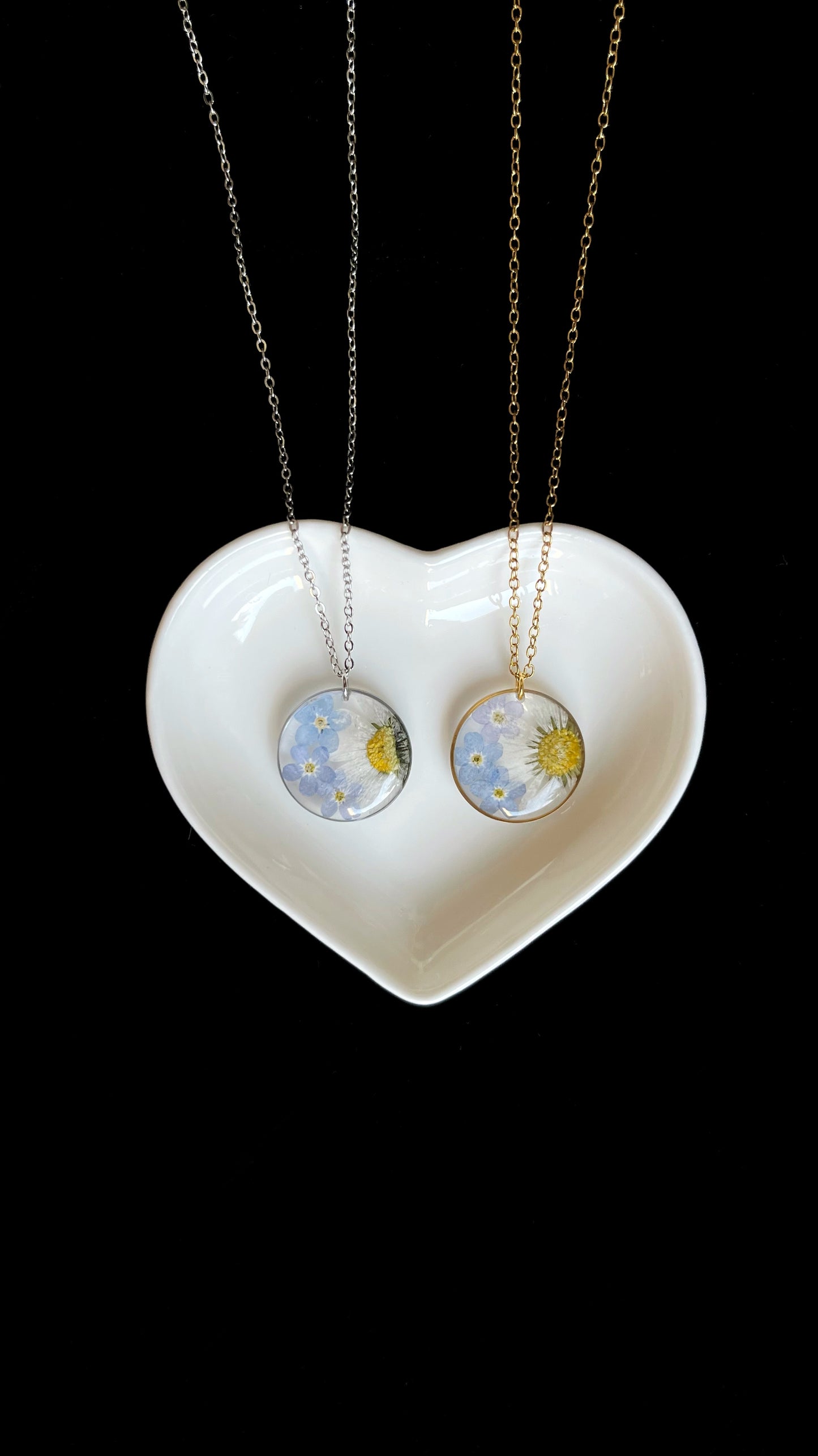Daisy & forget-me-not pendant