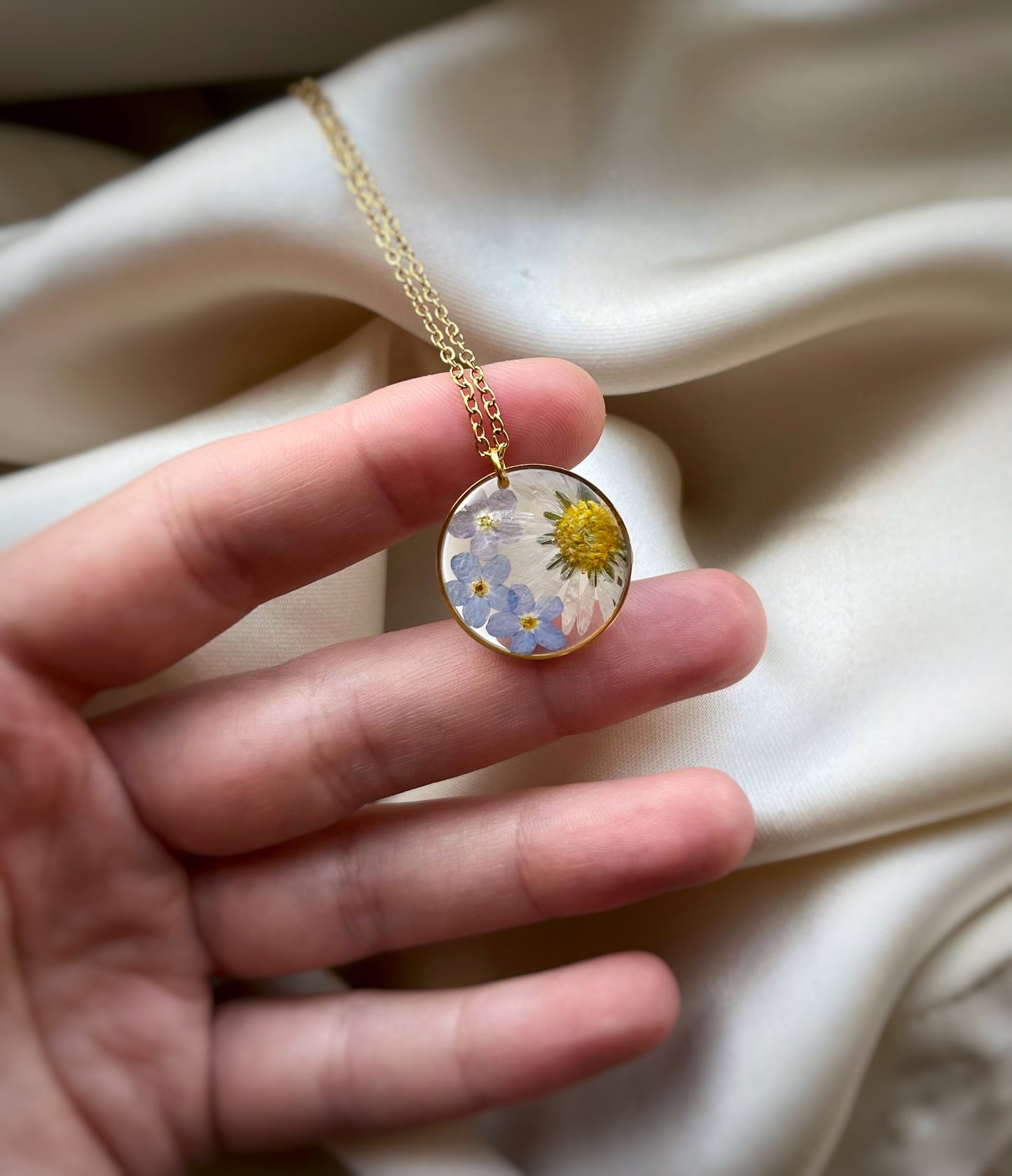 Daisy & forget-me-not pendant