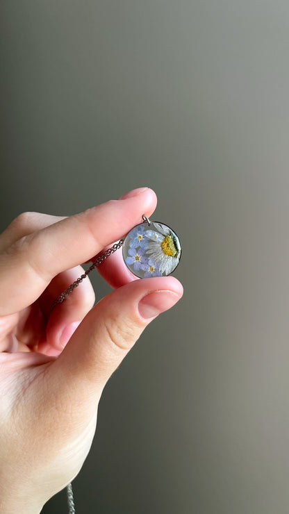 Daisy & forget-me-not pendant