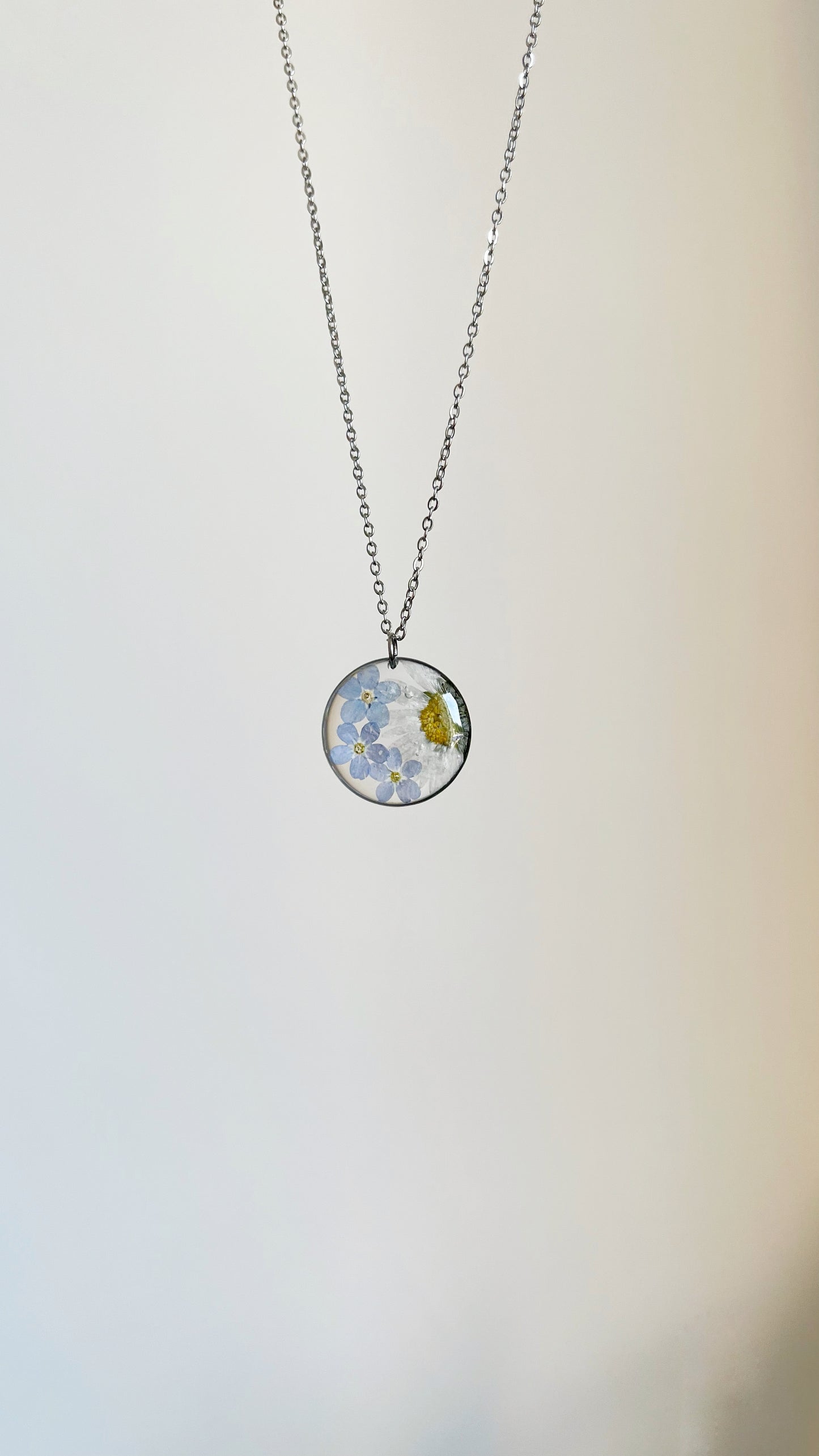 Daisy & forget-me-not pendant