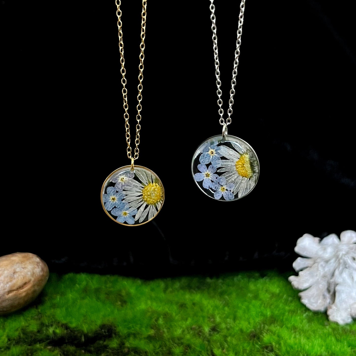 Daisy & forget-me-not pendant