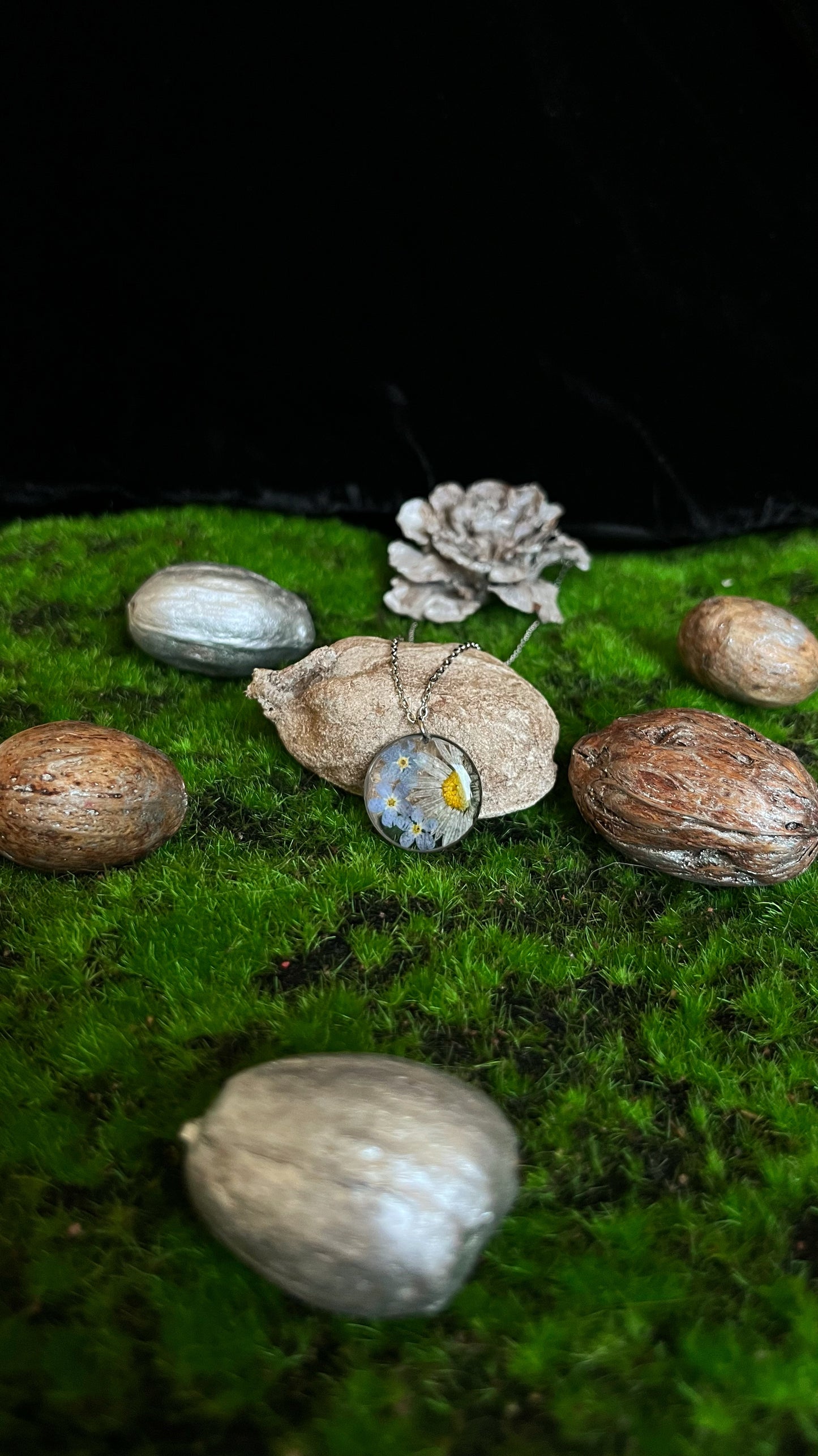 Daisy & forget-me-not pendant