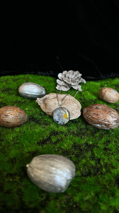 Daisy & forget-me-not pendant