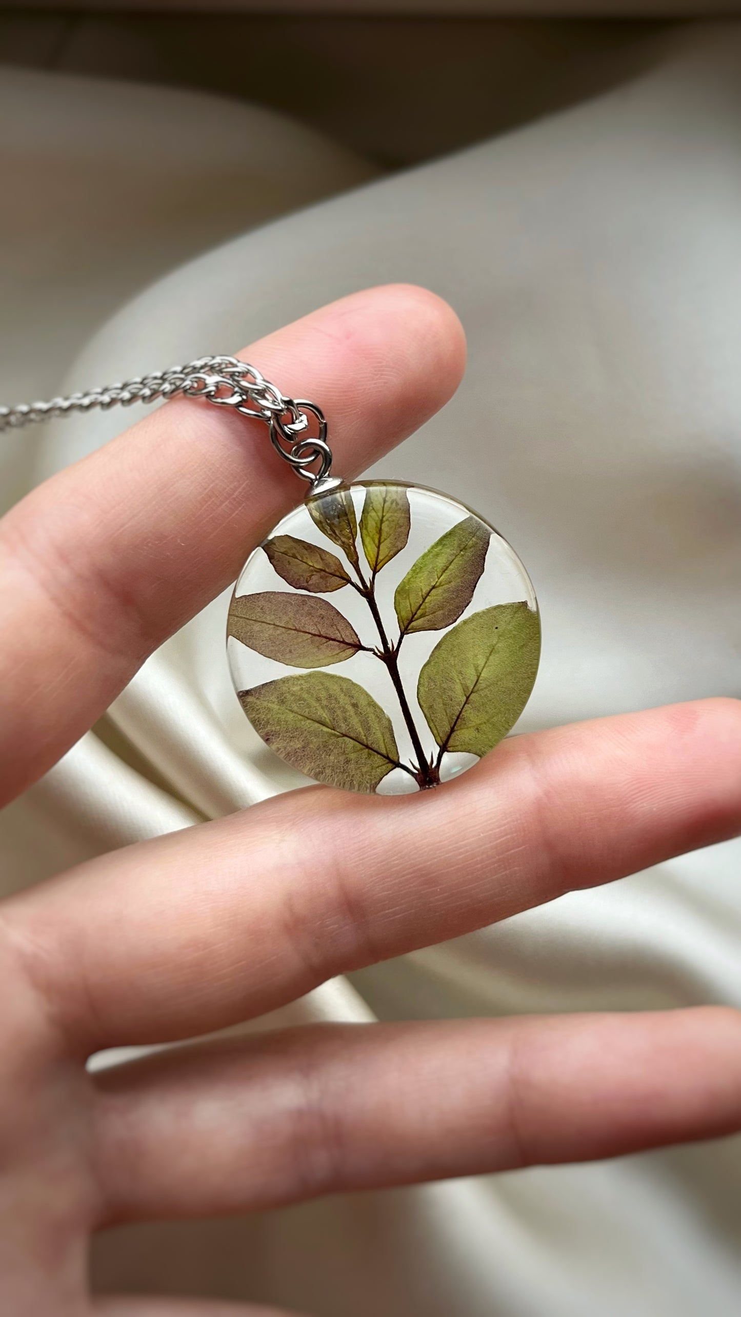 Unknown leaves pendant