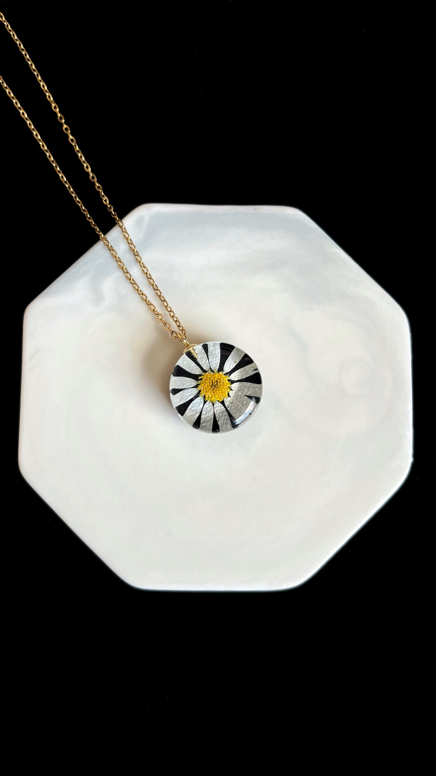 Daisy pendant