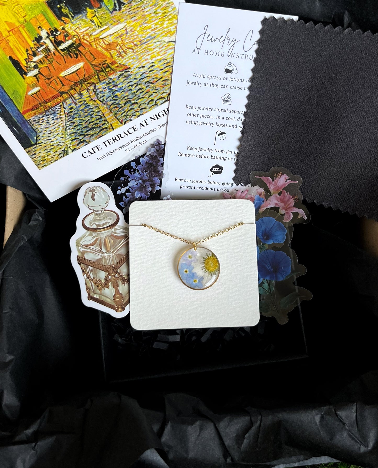 Daisy & forget-me-not pendant