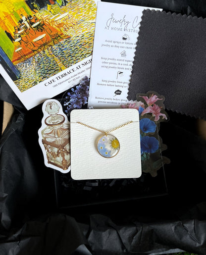 Daisy & forget-me-not pendant